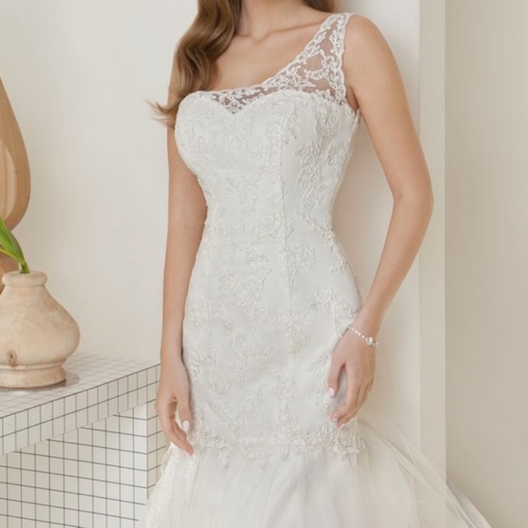 Demetrio's Wedding Dress / Gown - Picture 2 of 9